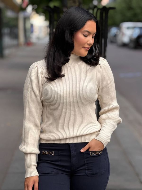 Louise Genser Beige