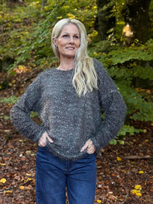 Hovedbilde Simone Genser Grå