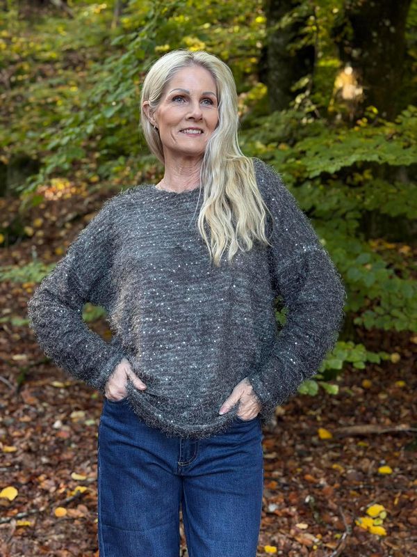 Simone Genser Grå